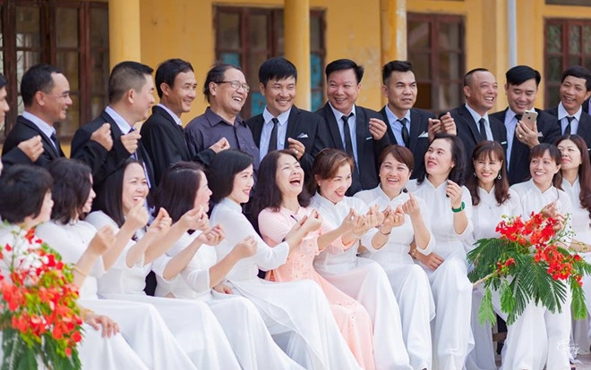 Bộ ảnh kỷ yếu sau 30 năm ra trường của phụ huynh khiến giới trẻ không khỏi xuýt xoa ghen tỵ Ảnh 2