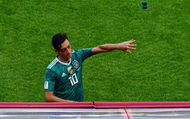 Ozil bất ngờ bị fan cuồng ĐT Đức tấn công sau thất bại trước Hàn Quốc Ảnh 2