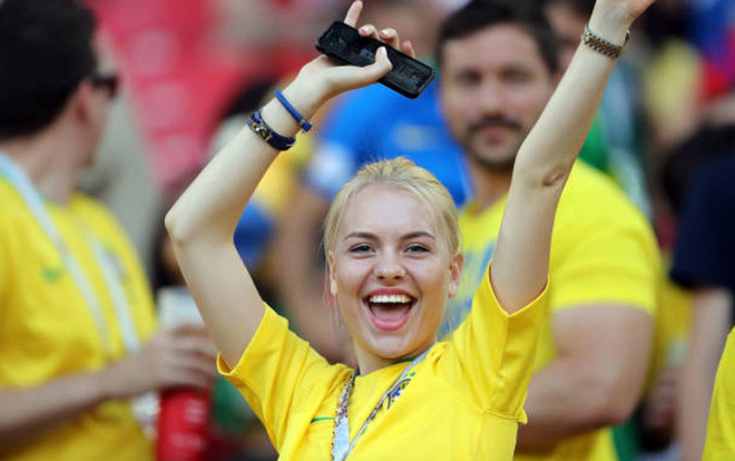 Mê mẩn ngắm nhìn dàn CĐV nữ xinh đẹp của tuyển Brazil Ảnh 2