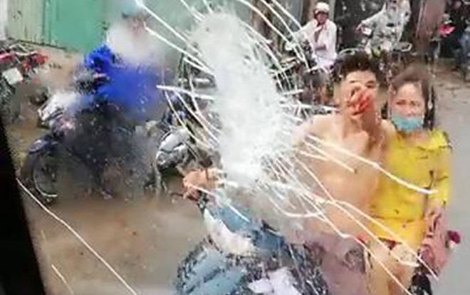 Lập hồ sơ vụ nam thanh niên đập vỡ cửa kính xe ô tô vì bị bắn nước bẩn lên người khi đi đám cưới Ảnh 2