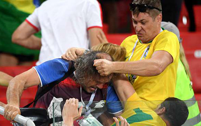 Fan Brazil và Serbia giật tóc, 'choảng' nhau ngay trên khán đài Ảnh 2
