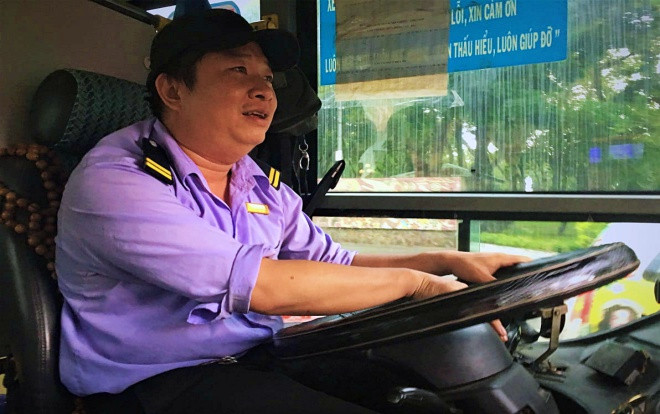 Trên chuyến xe buýt miễn phí tiền lẻ của chú tài xế dễ thương nhất Sài Gòn: 'Giúp thêm chút ít, miễn khách vui là được rồi!' Ảnh 2