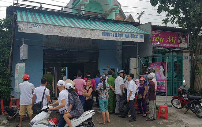 Cửa hàng thời trang nghi bị kẻ lạ mặt đổ xăng, phóng hỏa gây thiệt hại 300 triệu đồng Ảnh 2