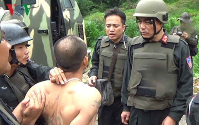 Cảnh sát dùng xe bọc thép vây bắt tội phạm ma túy: Trong nhà nhóm đối tượng thường gài mìn, có hầm trú Ảnh 2