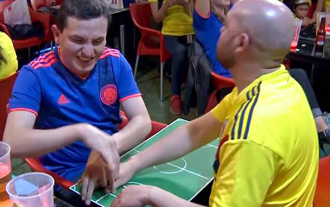 Xúc động khoảnh khắc fan bóng đá giúp bạn vừa mù vừa điếc thưởng thức World Cup Ảnh 2