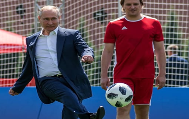 Tổng thống Putin trổ tài đá bóng trên Quảng trường Đỏ Ảnh 2