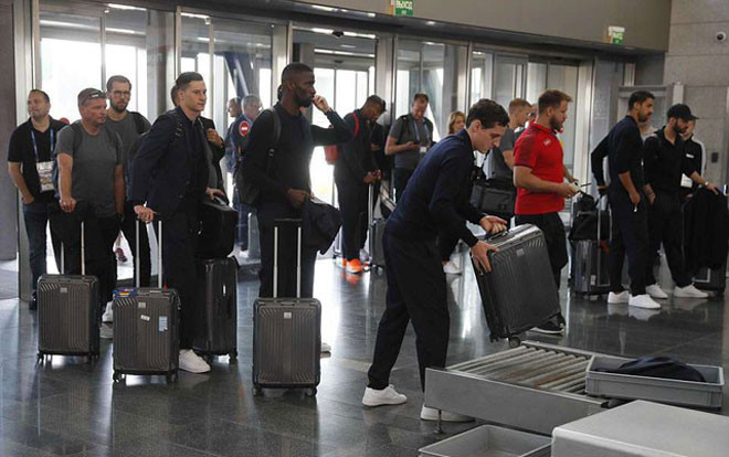 Cận cảnh màn xách vali về nước đầy tủi hổ của ĐT Đức Ảnh 2