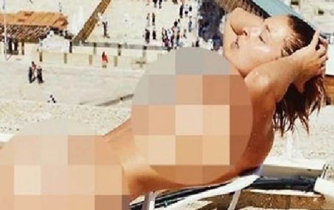 Người mẫu chụp ảnh nude ở Bức tường Than khóc gây phẫn nộ Ảnh 2