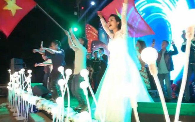 Sự thật phía sau đám cưới ‘đại gia Đắk Lắk’ làm nguyên một sân khấu chơi nhạc DJ, cô dâu chú rể trực tiếp là ‘cơ trưởng’ Ảnh 2