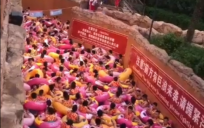 Hãi hùng biển người ken đặc ở công viên nước Trung Quốc Ảnh 2