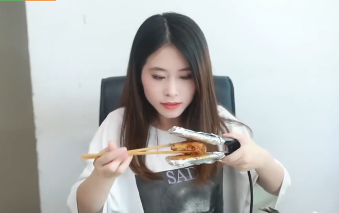 Chỉ với một chiếc máy duỗi tóc, thánh ăn Tiểu Dã đã cho ra được cả một bữa tiệc BBQ công sở vô cùng thịnh soạn! Ảnh 2