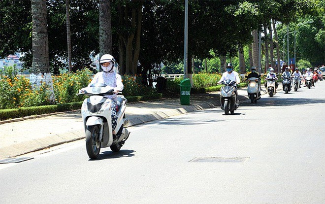 Hà Nội đang trải qua đợt nắng nóng dữ dội nhất trong năm, nhiệt độ cán mốc 39 độ C Ảnh 2