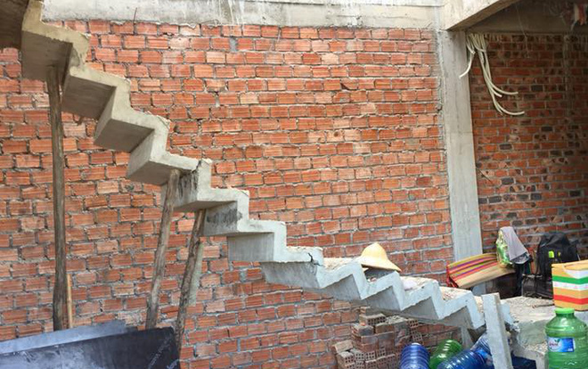 Chiếc cầu thang mỏng manh nhất năm: Đứng không vững, phải dùng cột gỗ chống Ảnh 2