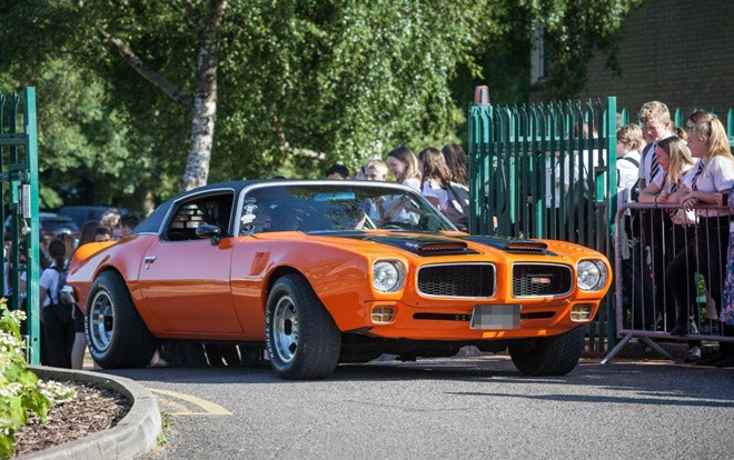 'Lác mắt' trước dàn siêu xe quy tụ trong một buổi dạ tiệc cuối năm của học sinh Ảnh 2