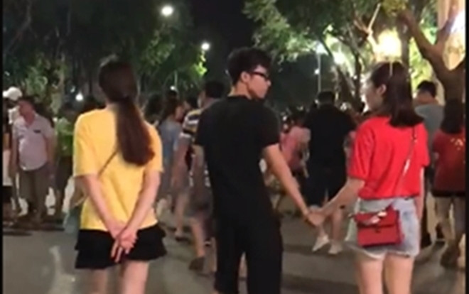 Chủ động nắm tay trai lạ, cô gái áo đỏ trên phố đi bộ thành nhân vật hot nhất mạng xã hội Ảnh 2