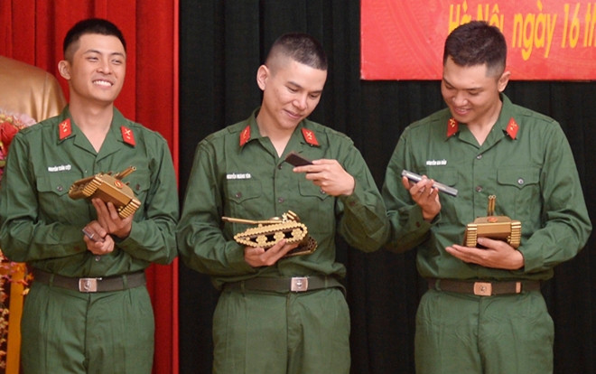 Gin Tuấn Kiệt hát hit Hoài Lâm, Hoàng Tôn - Bảo Kun hí hửng vì được tặng xe tăng trước khi 'xuất ngũ' Ảnh 2