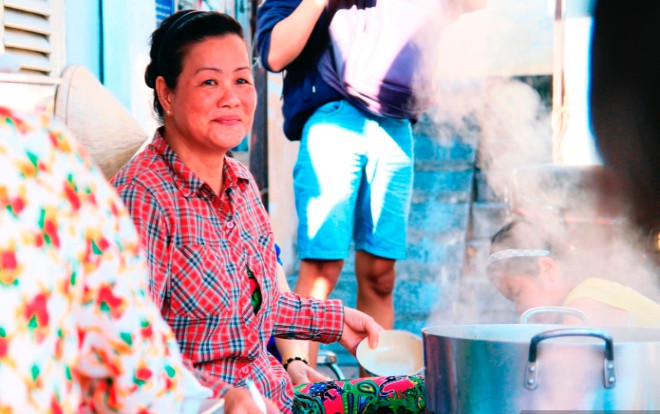 Ăn tô cháo 5k của chị Tư Sài Gòn và nghe chuyện “Con ơi con, nhớ giữ để giúp người nghèo nghen…” Ảnh 2