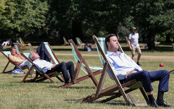 Vô vàn cách tận hưởng những ngày nóng kỷ lục của người Anh Ảnh 2