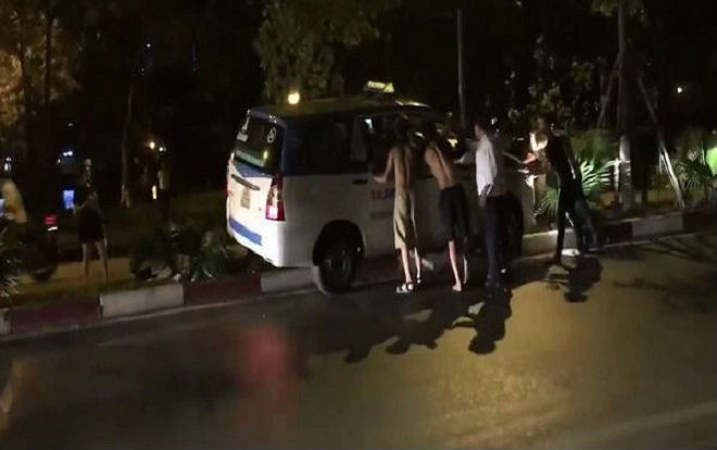 Clip đám đông hợp sức giải cứu taxi đâm lên dải phân cách và bị mắc kẹt trong đêm Ảnh 2