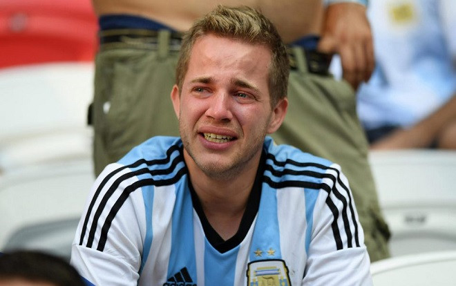 Fan Argentina khóc rưng rức trong ngày Messi cùng đồng đội bị loại Ảnh 2