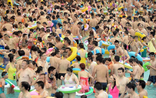 Nghẹt thở với 'biển người' bơi trong bể không còn chỗ trống ở Trung Quốc Ảnh 2