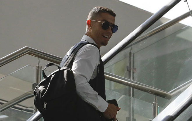 Ronaldo cười rạng rỡ trong ngày về nước Ảnh 2