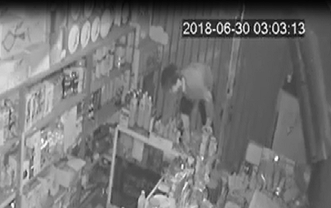 Truy tìm 5 thanh niên đột nhập vào tiệm tạp hóa để trộm 100 cây thuốc lá Ảnh 2