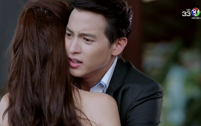 ‘Trò chơi tình ái’ giờ mới bắt đầu: Được Taew Natapohn đút ăn đùi gà, James Jirayu đã yêu đến phát điên Ảnh 2