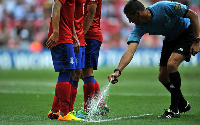 Câu chuyện buồn ít người biết đằng sau bình xịt bọt tự tan các trọng tài World Cup đang sử dụng Ảnh 2
