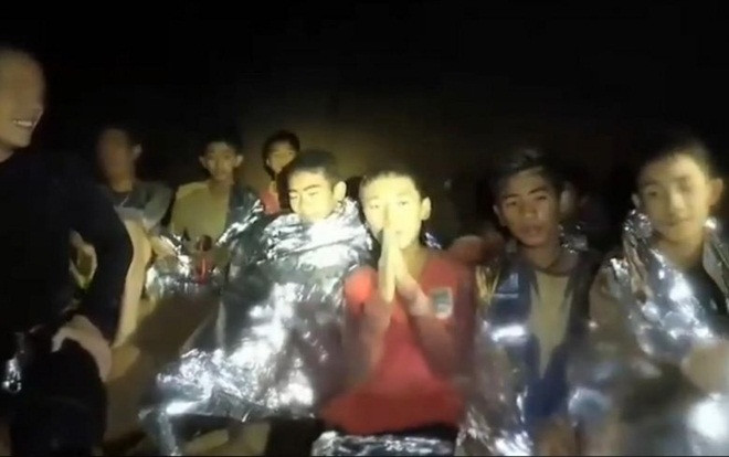 Cuộc trò chuyện video đầu tiên của đội bóng nhí Thái Lan kẹt trong hang với bên ngoài Ảnh 2