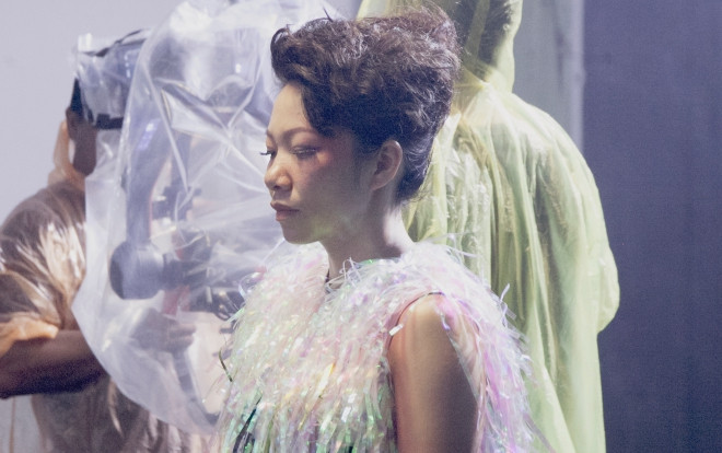 Diva Hà Trần vẽ bức tranh cô độc đến ám ảnh, ra mắt MV nối dài dự án từ 2014 Ảnh 2