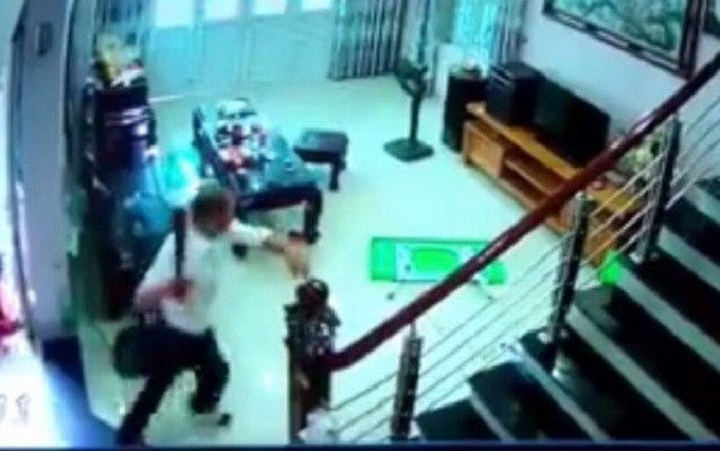 Camera ghi lại cảnh tượng kinh hoàng khi người đàn ông cầm dao truy sát 3 nạn nhân rồi tự sát Ảnh 2