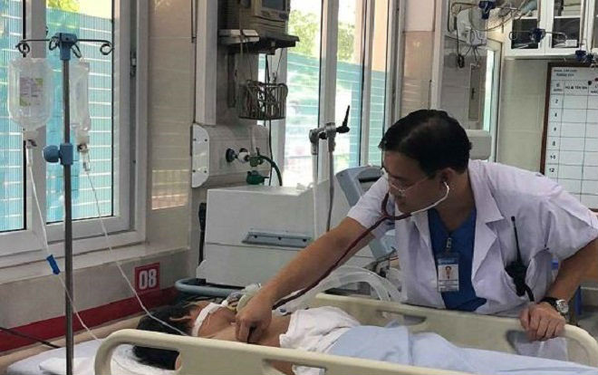 Người đàn ông nằm gục bên đường giữa trưa nghi do say nắng sốc nhiệt Ảnh 2