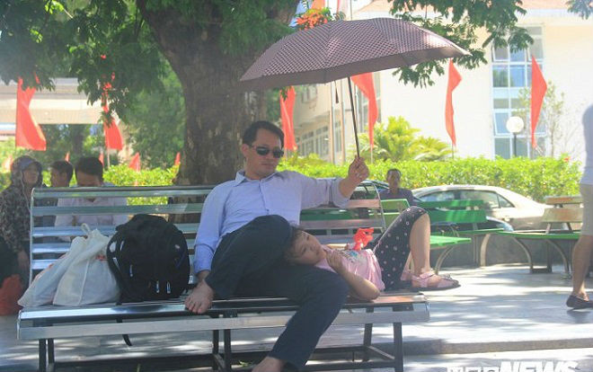 Nắng nóng kỷ lục ở Hà Nội, bệnh nhân bê cơm ăn dưới gầm cầu thang chờ được khám Ảnh 2