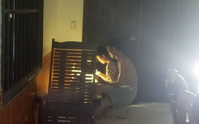 Bức ảnh tình nhất ngày: Bố ôm mẹ giữa trời nóng 40 độ C nhưng ai xem cũng thấy mát lòng Ảnh 2