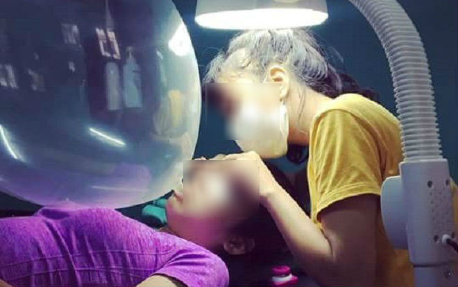 Xôn xao bức ảnh cô gái thản nhiên vừa hít 'bóng cười' vừa nối mi Ảnh 2