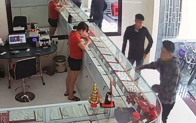 Bắt 2 nam thanh niên mang dây chuyền giả vào tiệm vàng để bán Ảnh 2