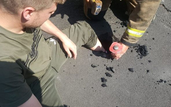 Nắng nóng dữ dội, thanh niên kẹt chân trong nhựa đường tan chảy Ảnh 2