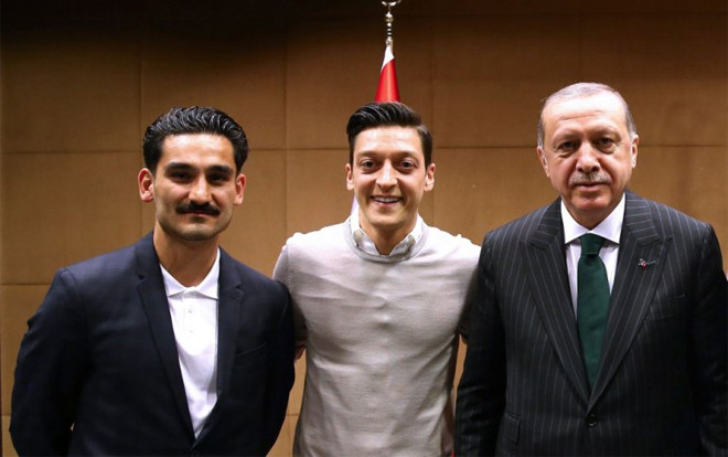 Vì hành động này, Mesut Ozil hết cửa trở lại đội tuyển Đức? Ảnh 2