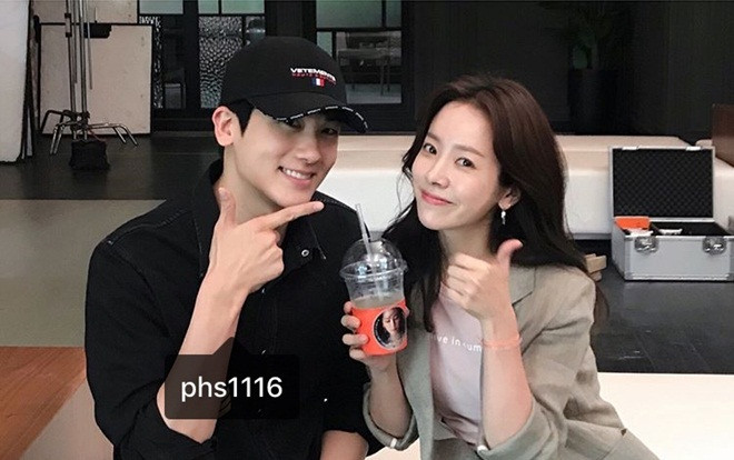 Park Hyung Sik đích thân đến phim trường 'Familiar Wife' thăm chị người yêu Han Ji Min Ảnh 2