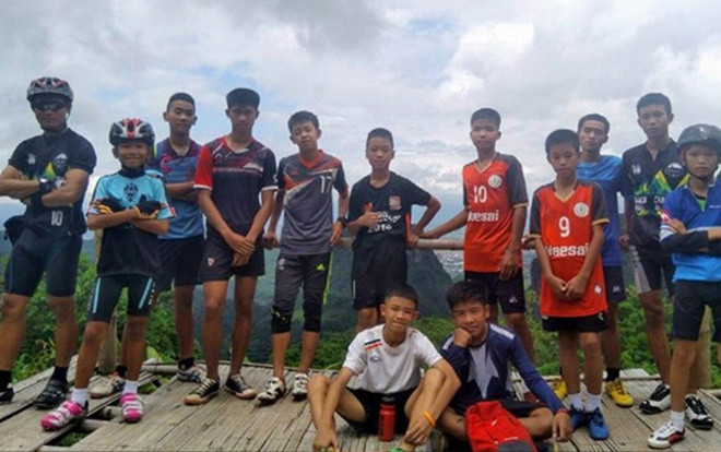 Đội bóng nhí đang mắc kẹt trong hang ở Thái Lan được mời xem chung kết World Cup Ảnh 2