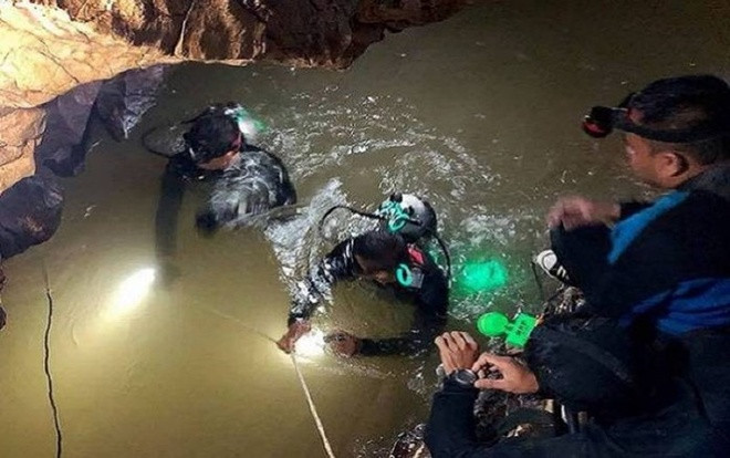 Đội bóng Thái Lan 'chưa sẵn sàng' lặn khỏi hang, nỗ lực cứu hộ vẫn bế tắc Ảnh 2
