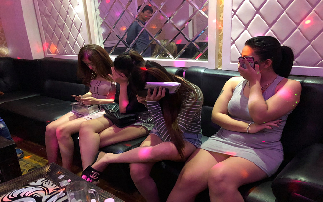 Ập vào kiểm tra quán karaoke, bắt quả tang 16 nam nữ phê ma tuý Ảnh 2