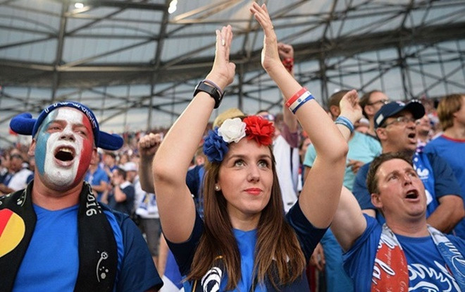 Tin được không, item đang 'phá đảo' làng thời trang hiện nay chính là áo thun World Cup 2018? Ảnh 2