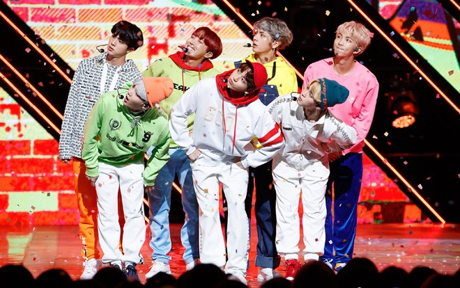 Xuất hiện chớp nhoáng nhưng BTS vẫn bị 'fan cuồng' đẩy vào tình thế 'tiến thoái lưỡng nan' Ảnh 2