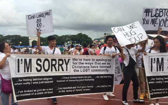 Tín đồ Cơ Đốc giáo giơ bảng 'Tôi xin lỗi' dành cho cộng đồng LGBT khi tham gia diễu hành Ảnh 2