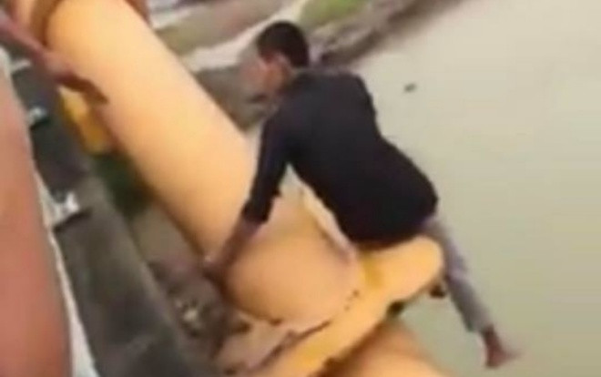 Nam thanh niên bất ngờ nhảy xuống sông tự tử sau khi gọi điện thoại cho bố Ảnh 2