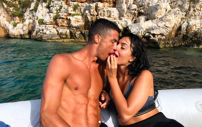 Ronaldo cách ly vẫn cực cuốn hút, bạn gái khoe ảnh nóng bỏng Ảnh 2