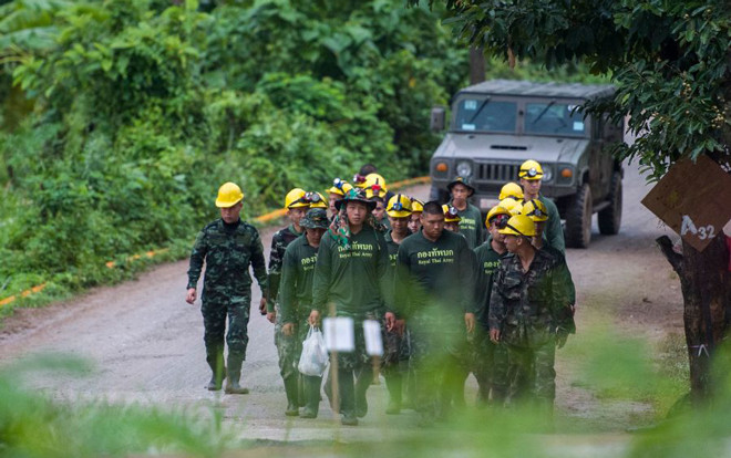 Đợt 2 chiến dịch giải cứu đội bóng Thái Lan đang diễn ra, nhóm tiếp theo có thể thoát khỏi hang vào tối nay Ảnh 2