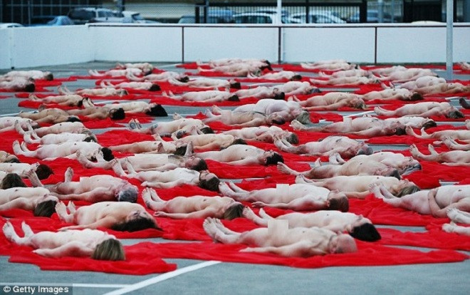 Hàng trăm người cùng chụp ảnh khỏa thân bất chấp thời tiết giá lạnh tại Úc Ảnh 2